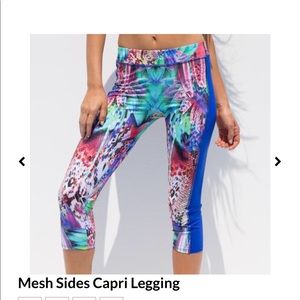 NWT LULI FAMA CHAOS SIZE M L CAPRI ACTIVE WEAR LEGGINGS